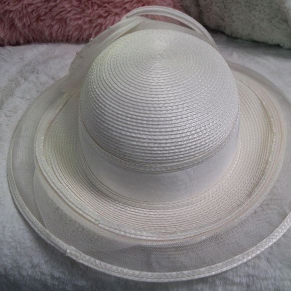 Vintage white woven mesh hat with crystal decorations and bow with accents - Picture 6 of 15